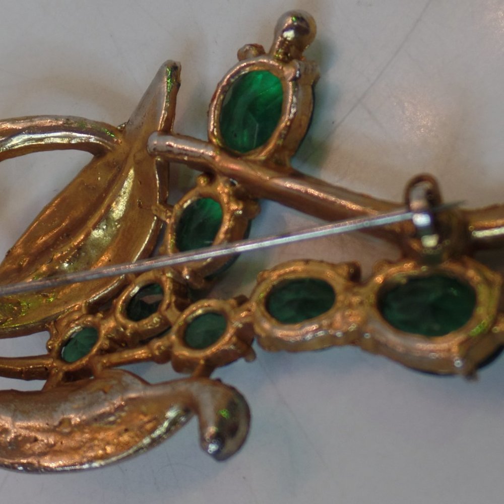 Vintage Goldtone & Green Stone Brooch, Unbranded apx 3" X 1.75"  Eyecatching! - Picture 8 of 10